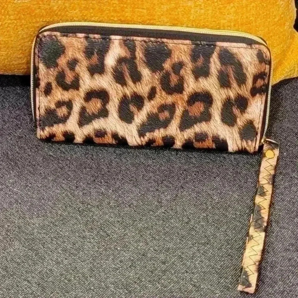 Leopard Vegan print wallet wristlet-NWOT - Picture 2 of 3